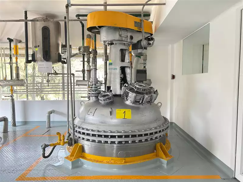 LAMPART BUDAPEST Vertical mixing reactor glazed inside, with nominal capacity of 2000 L