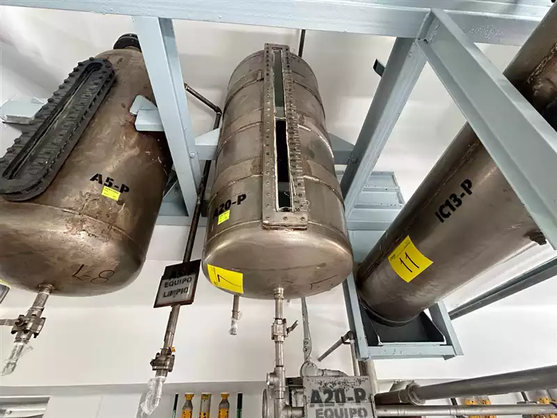 CE Vertical Tank in Stainless Steel grade 304 with a capacity of 400 L, top part type dished